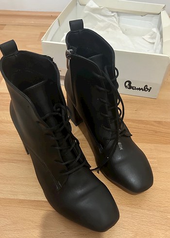 38 Beden Siyah Deri Bağcıklı Gotik Kadın Bot