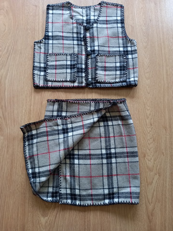 Kareli Gri Kız Çocuk Yelek ve Etek Takımı - Görsel 3