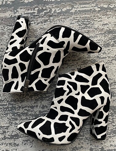 Zara muadil zebra topuklu bot