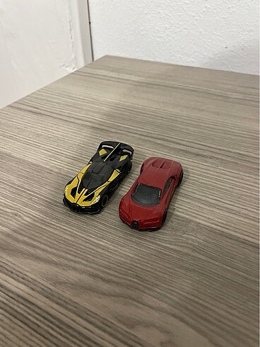 2 adet hot wheels bugatti