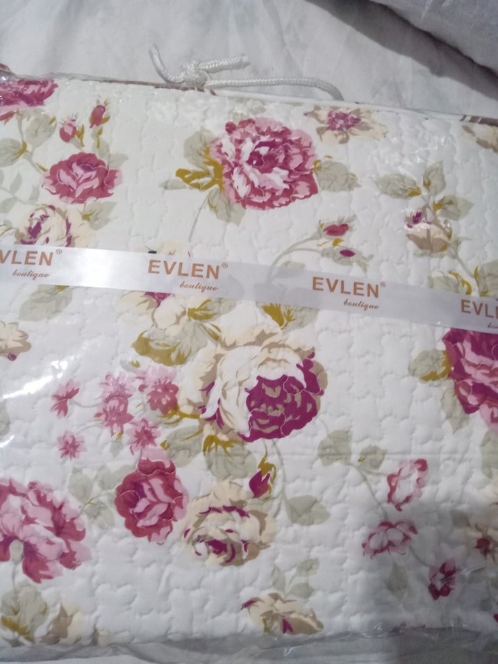 Çiçek Desenli Beyaz Yatak Örtüsü Seti - Görsel 3