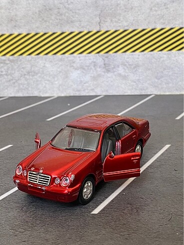 Tins Toys Mercedes E320 araba