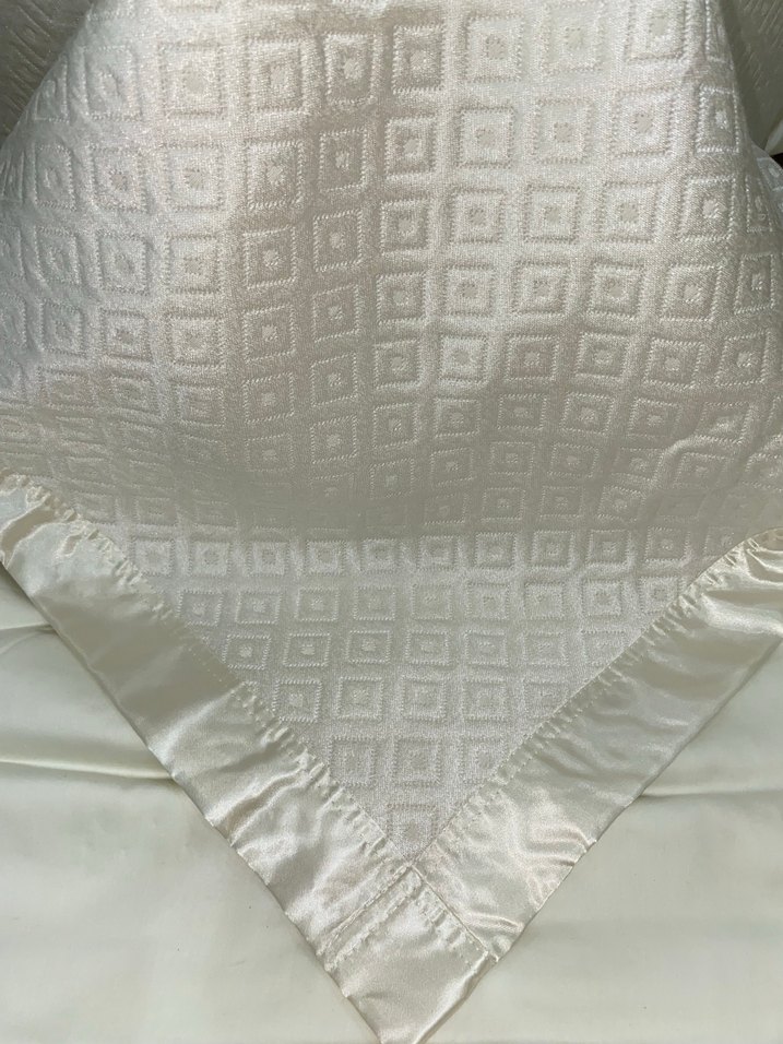 İşlemeli Beyaz Yatak Örtüsü - Görsel 5