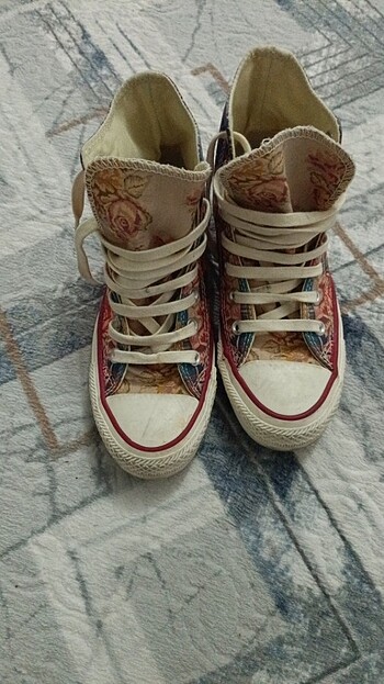Converse kırmızı çiçekli ayakkabı 