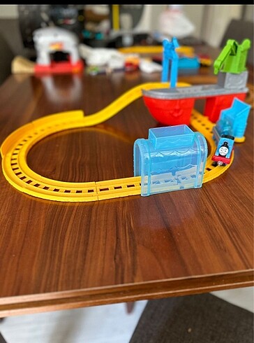 Thomas tren rayları ve treni