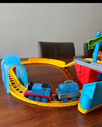 Thomas tren rayları ve treni