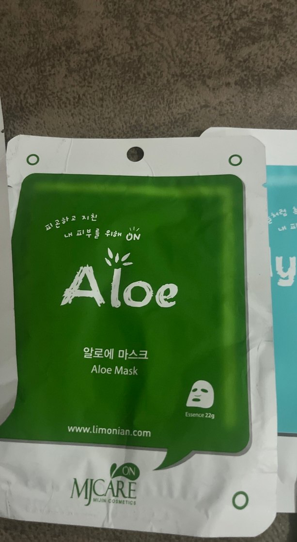 Kadınlar için Arbutin, Hyaluronik, Aloe, Asit ve Vitamin Maske - Görsel 3