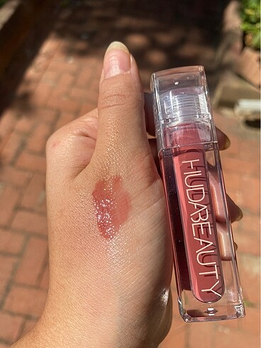Huda beauty lip gloss