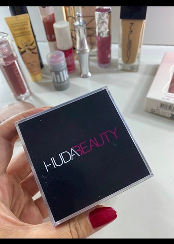 Huda Beauty milk allık