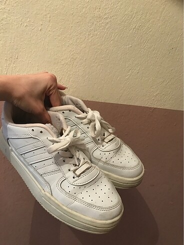 beyaz adidas