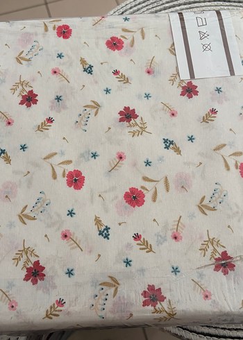 Beyaz Pastel Çiçek Desenli Lastikli Çarşaflı Nevresim Takımı - Görsel 2