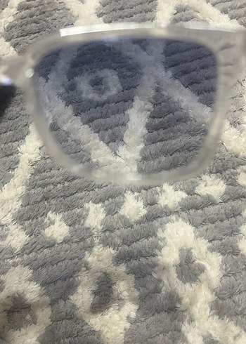 Şeffaf Çerçeveli Gri Kadın Güneş Gözlüğü - Görsel 4