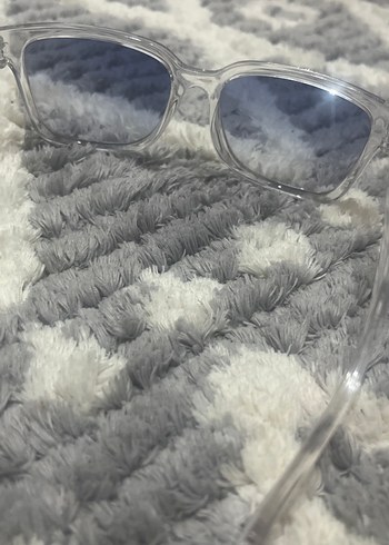 Şeffaf Çerçeveli Gri Kadın Güneş Gözlüğü - Görsel 3