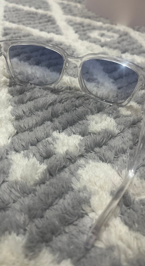 Şeffaf Çerçeveli Gri Kadın Güneş Gözlüğü - Görsel 3