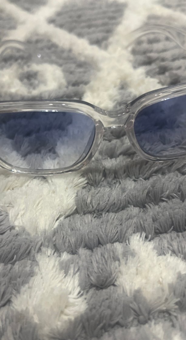 Şeffaf Çerçeveli Gri Kadın Güneş Gözlüğü - Görsel 2