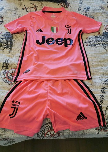 Pembe Juventus Spor Forması ve Şortu
