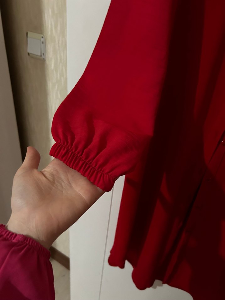 Kadın Kırmızı Pilili V Yaka Uzun Kollu Gömlek - Görsel 3