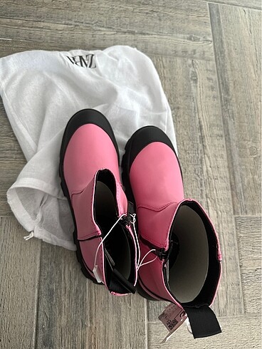 Zara Zara pembe bot