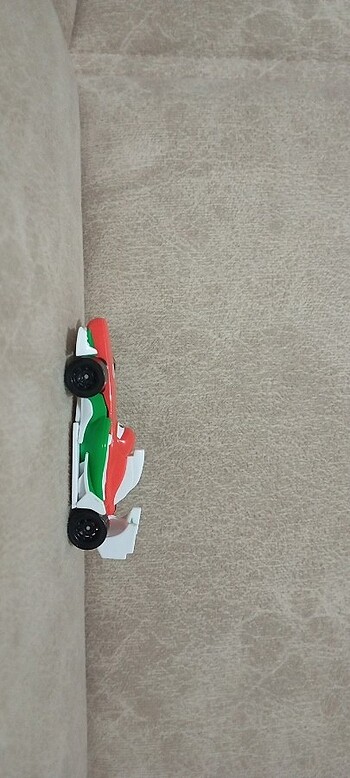  Şimşek McQueen filmindeki karakter araba