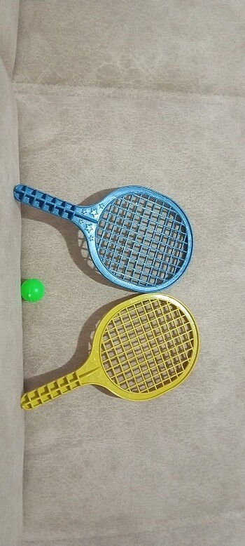 Oyuncak tenis raketleri ve topu