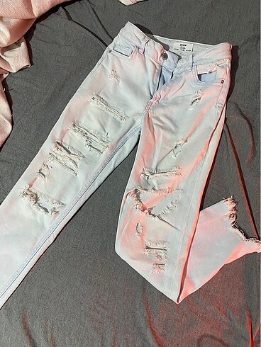 Bershka yırtık jean