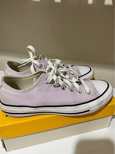 Lila converse