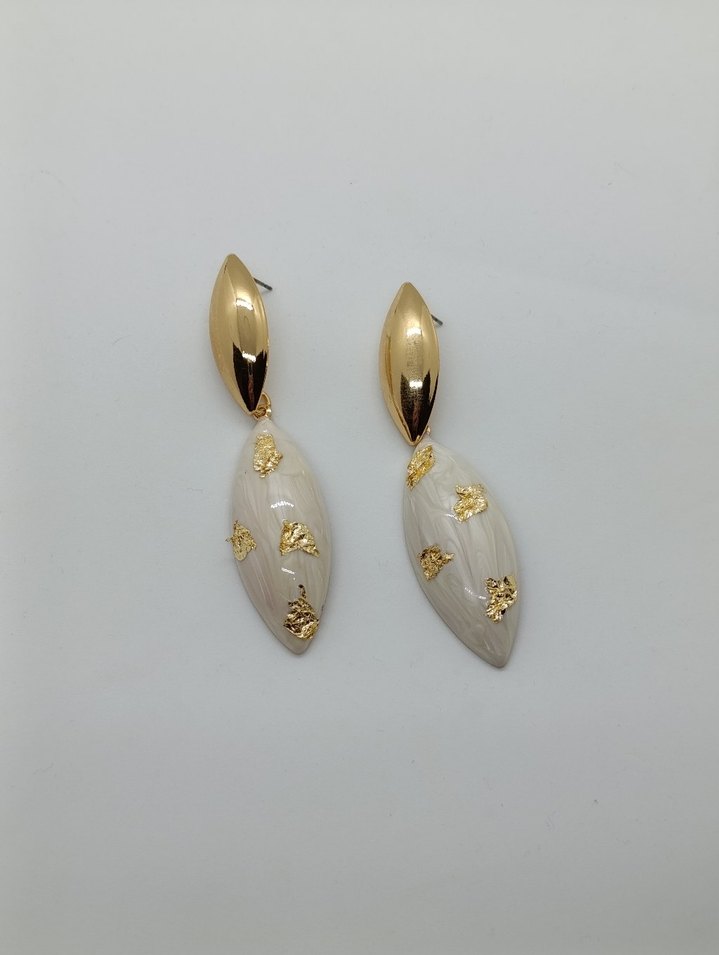 Uzun Beyaz Yılan Desenli Boncuklu Küpe - Görsel 3