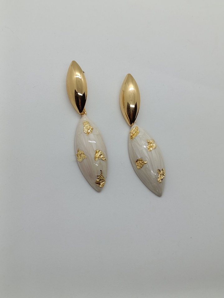 Uzun Beyaz Yılan Desenli Boncuklu Küpe - Görsel 2