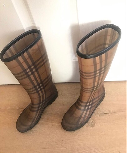 38 Beden Orjinal Burberry yağmur çizmesi