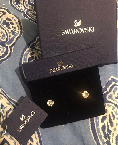 Beden beyaz Renk Swarovski orjinal kutulu küpe