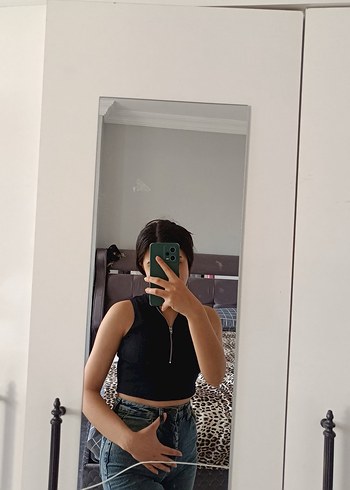 Trendyol & Milla Fermuarlı Siyah V Yaka Crop Top