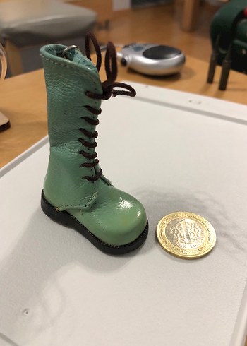 Deri anahtarlık Parlak Yeşil Zincir Detaylı Kız Botu - Görsel 4