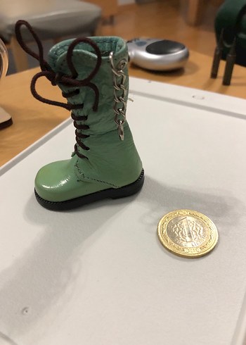 Deri anahtarlık Parlak Yeşil Zincir Detaylı Kız Botu - Görsel 2