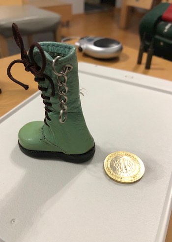 Deri anahtarlık Parlak Yeşil Zincir Detaylı Kız Botu - Görsel 5