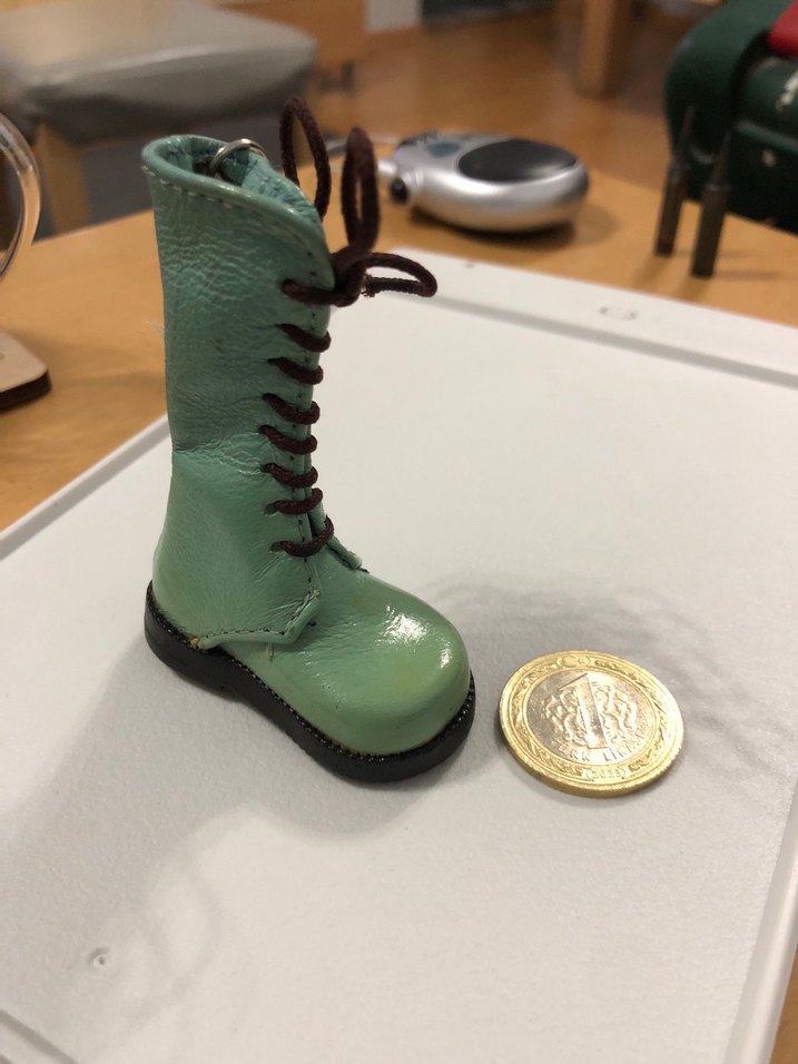 Deri anahtarlık Parlak Yeşil Zincir Detaylı Kız Botu - Görsel 4