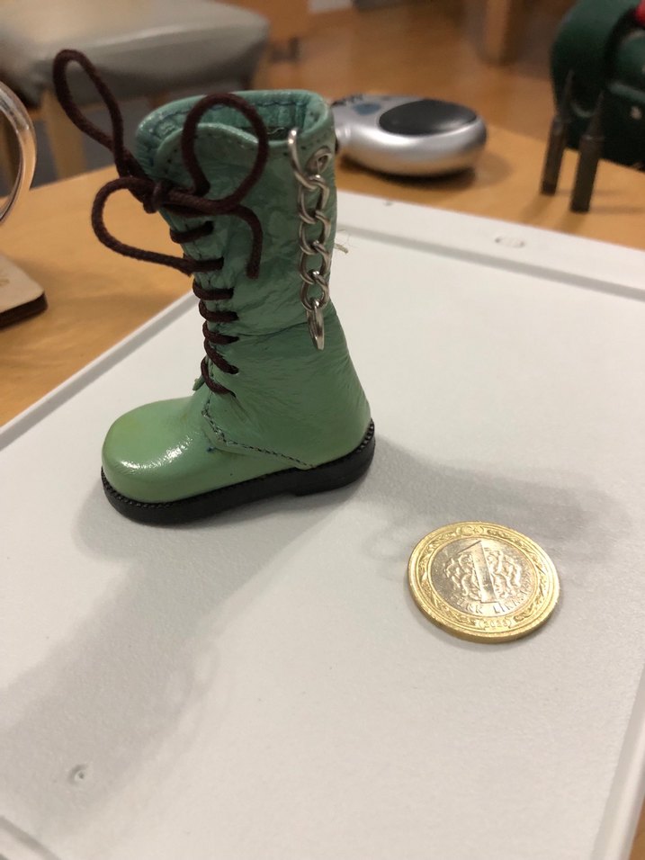 Deri anahtarlık Parlak Yeşil Zincir Detaylı Kız Botu - Görsel 2