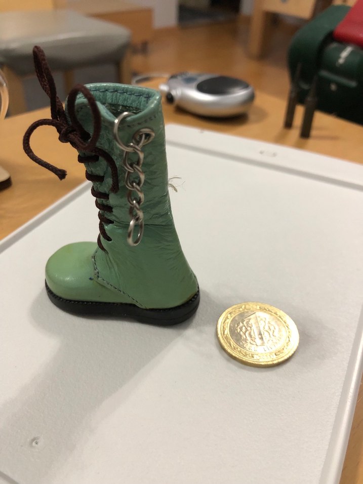 Deri anahtarlık Parlak Yeşil Zincir Detaylı Kız Botu - Görsel 5