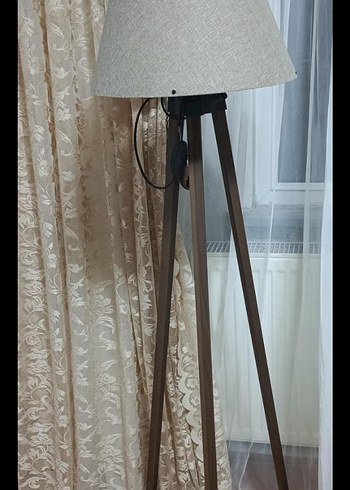 Üç Ayaklı Bej Lambader
