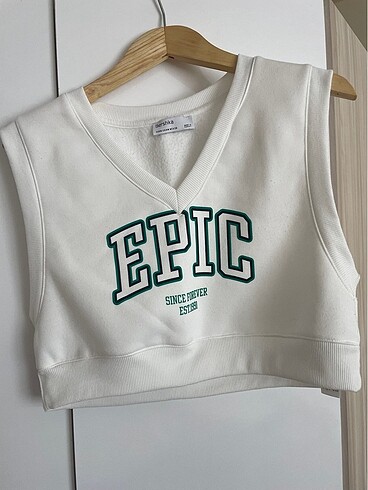 Bershka beyaz baskılı crop süveter