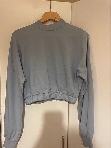 Bershka buz mavisi beli ve kolu lastikli crop sweatshirt