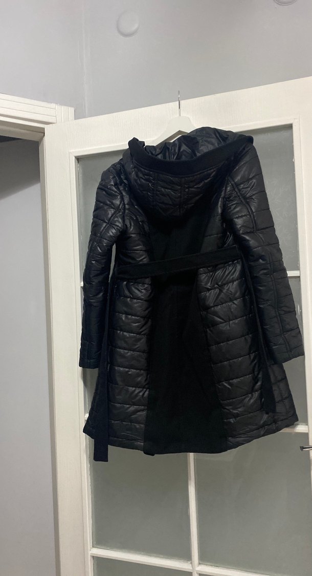 Düğmeli Siyah kapüşonlu kaban - Görsel 3