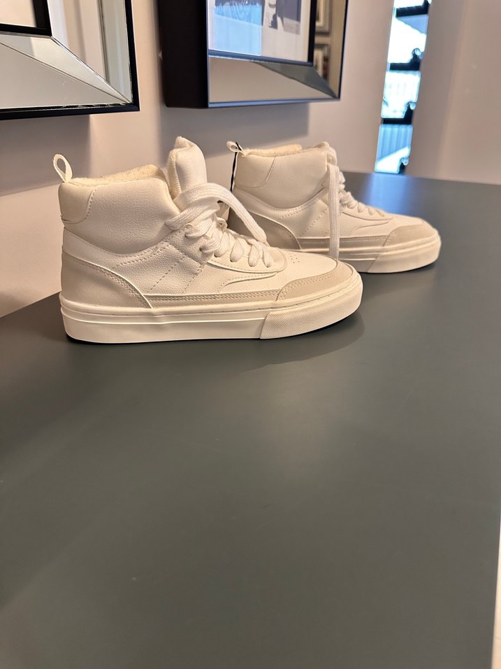 Çocuk etiketli spor ayakkabı - Görsel 3