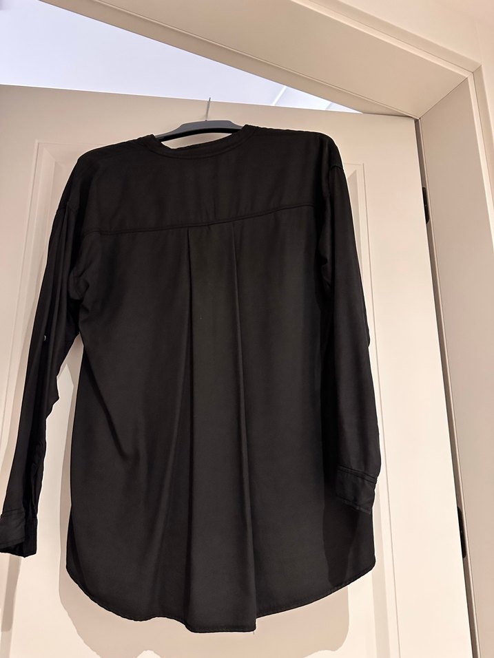 Siyah V Yaka Düğmeli Kadın Gömlek - Görsel 2