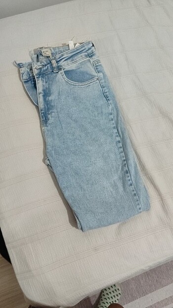 Pantolon yandan yırtmaçlı