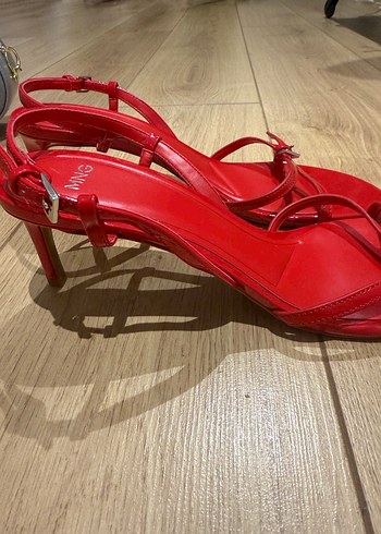 Kırmızı Rugan Tokalı İnce Topuklu Kadın Sandalet - Görsel 2