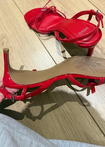 Kırmızı Rugan Tokalı İnce Topuklu Kadın Sandalet - Görsel 4