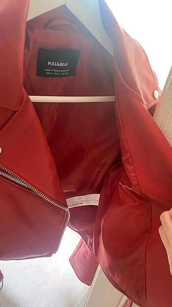 s Beden kırmızı Renk pull and bear kırmızı deri ceket
