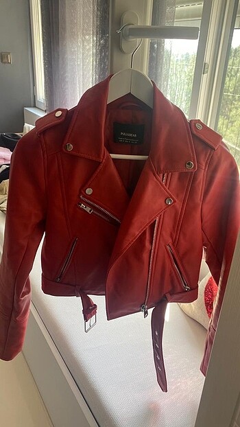pull and bear kırmızı deri ceket