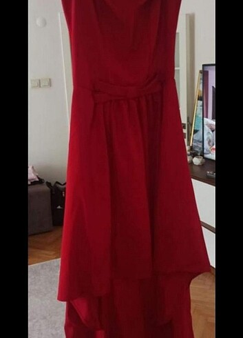 Kırmızı önü kısa arkası uzun elbise