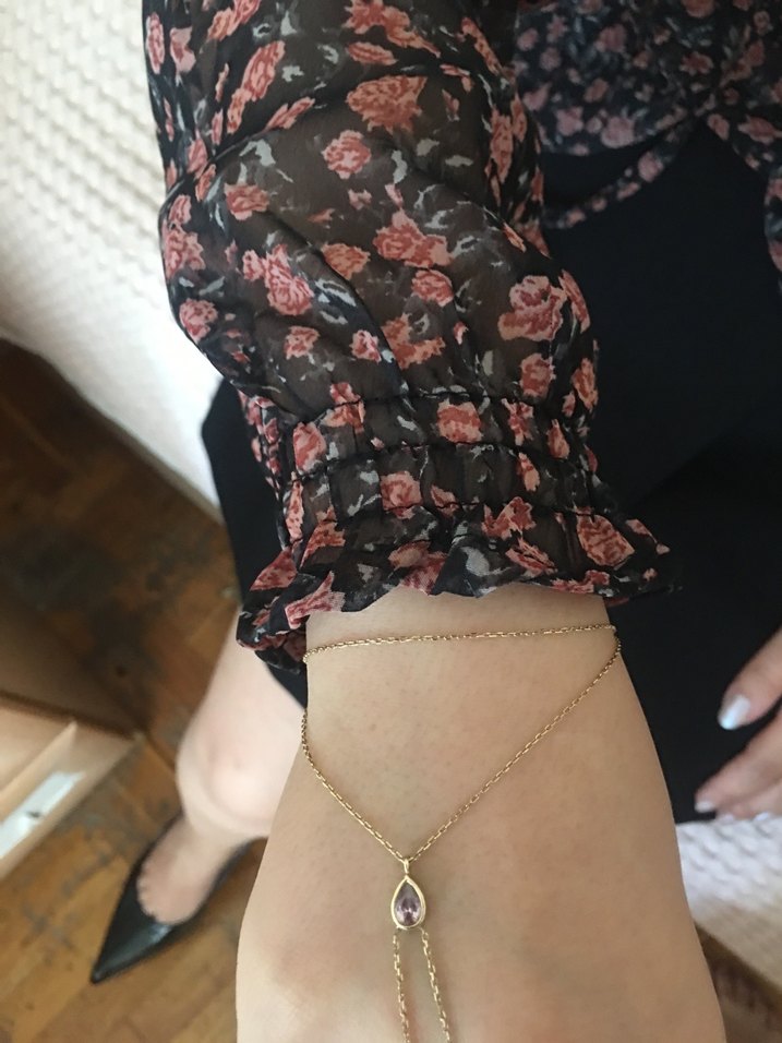 V Yaka Pembe Çiçekli Fırfırlı Bluz - Görsel 3